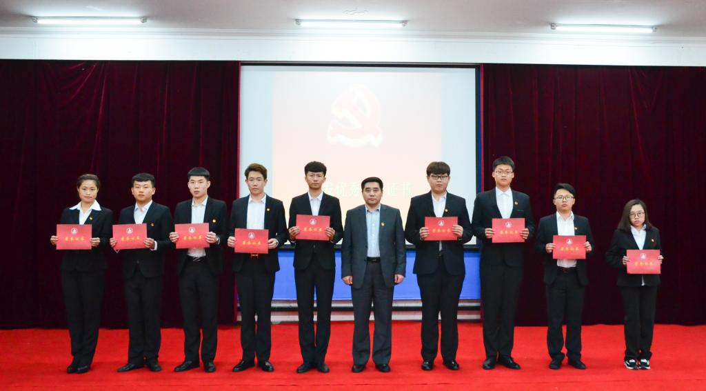学院党校校长张喜春为优秀学员颁发证书